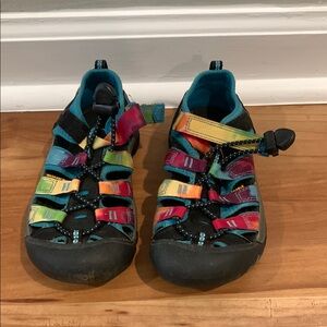 Keen Black Sandals with Closed-Toe Design and Bungee Lace System